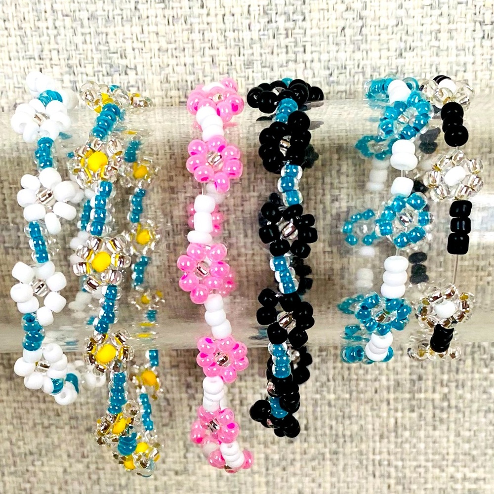 Seed bead daisy flower bracelet